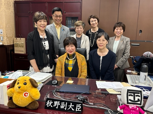 財務省秋野財務副大臣を訪問、福岡県助産師会会長と理事より要望書提出に同行しました。